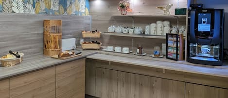 Bữa sáng buffet hàng ngày với phụ phí nhỏ
