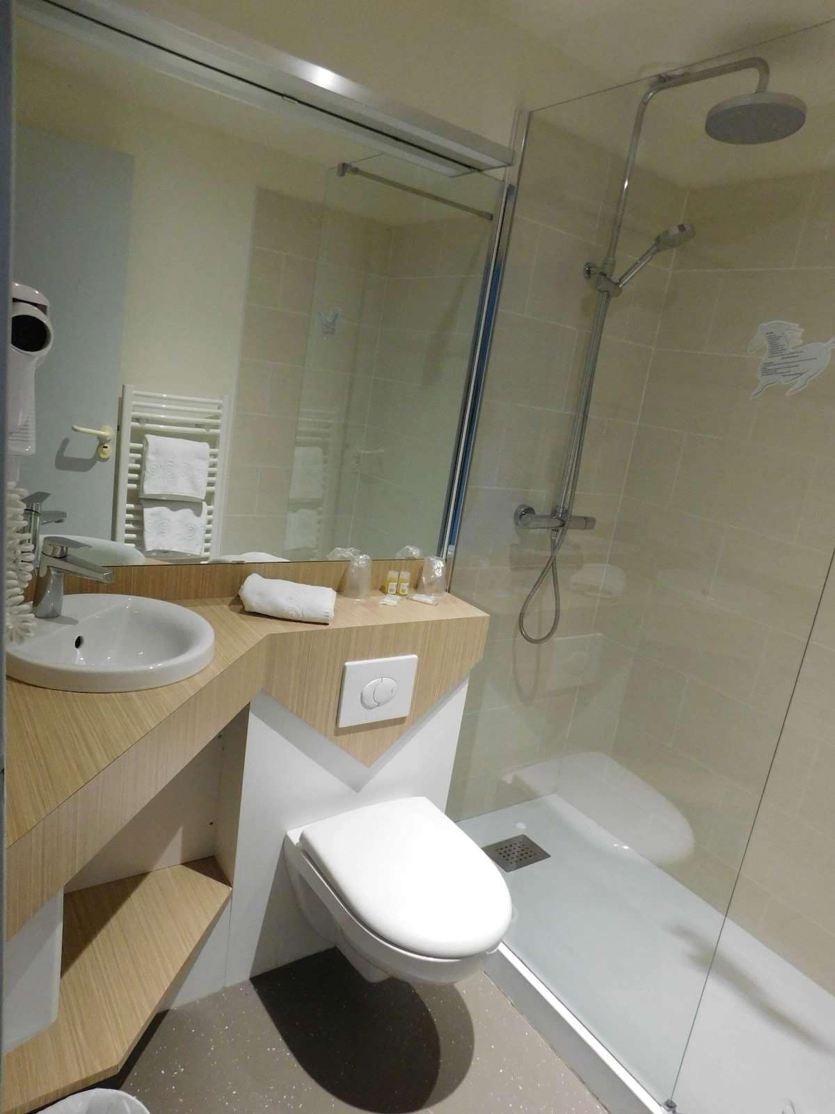 Chambre Supérieure | Salle de bain | Ensemble douche/baignoire, articles de toilette gratuits, sèche-cheveux
