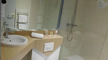 Chambre Supérieure | Salle de bain | Ensemble douche/baignoire, articles de toilette gratuits, sÚche-cheveux