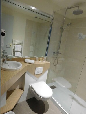 Superior Room | Bathroom | Combined shower/bathtub, free toiletries, hair dryer, towels - Brit Hotel Argentan (Argentan)