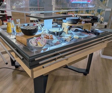 Colazione a buffet a pagamento, servita tutte le mattine . Brit Hotel Argentan