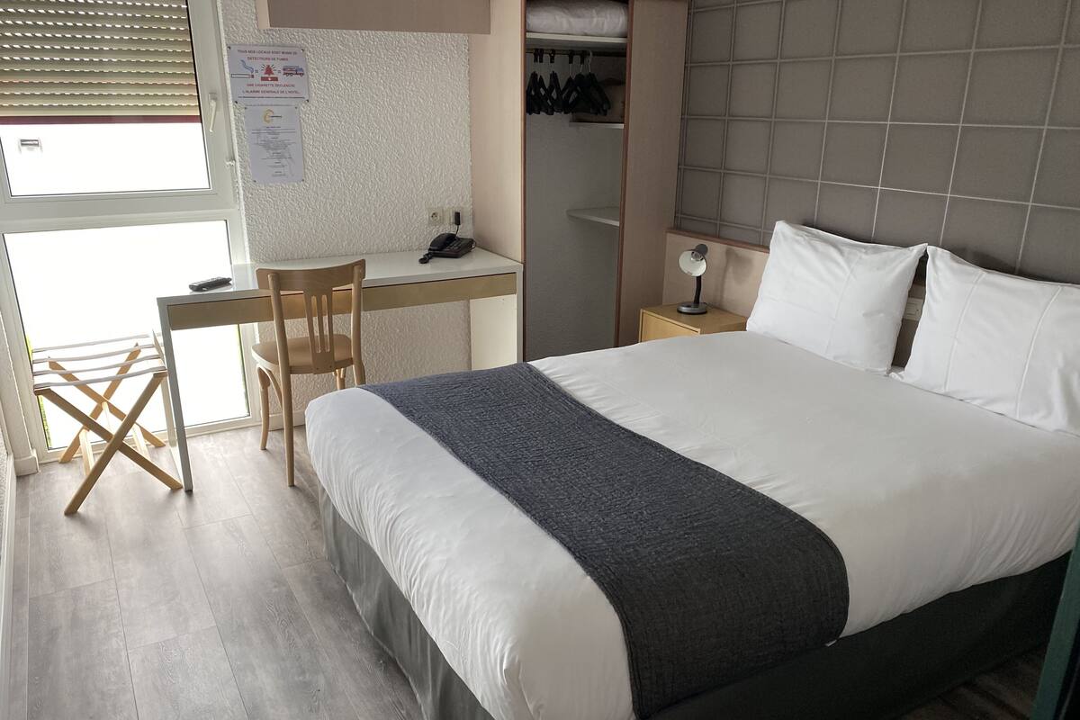Standard Double Room | Desk, soundproofing, bed sheets