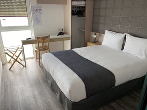 Standard Double Room | Desk, soundproofing, bed sheets - Brit Hotel Argentan (Argentan)
