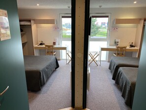 Family Room | Desk, soundproofing, bed sheets - Brit Hotel Argentan (Argentan)