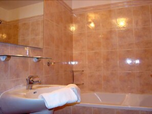 Amenidades de baño gratuitas, secadora de cabello, toallas 
