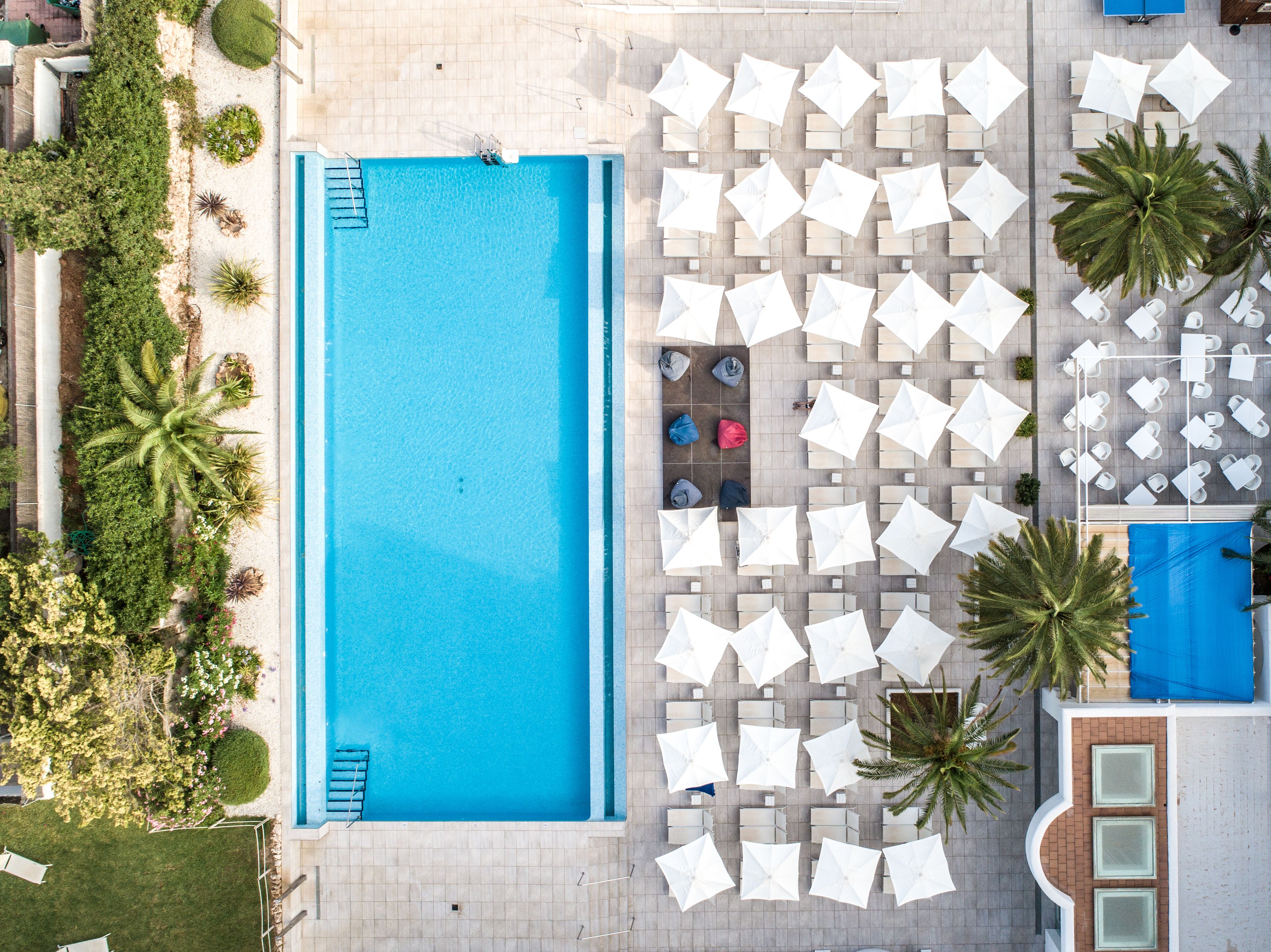 Una piscina cubierta, una piscina al aire libre, sombrillas, tumbonas