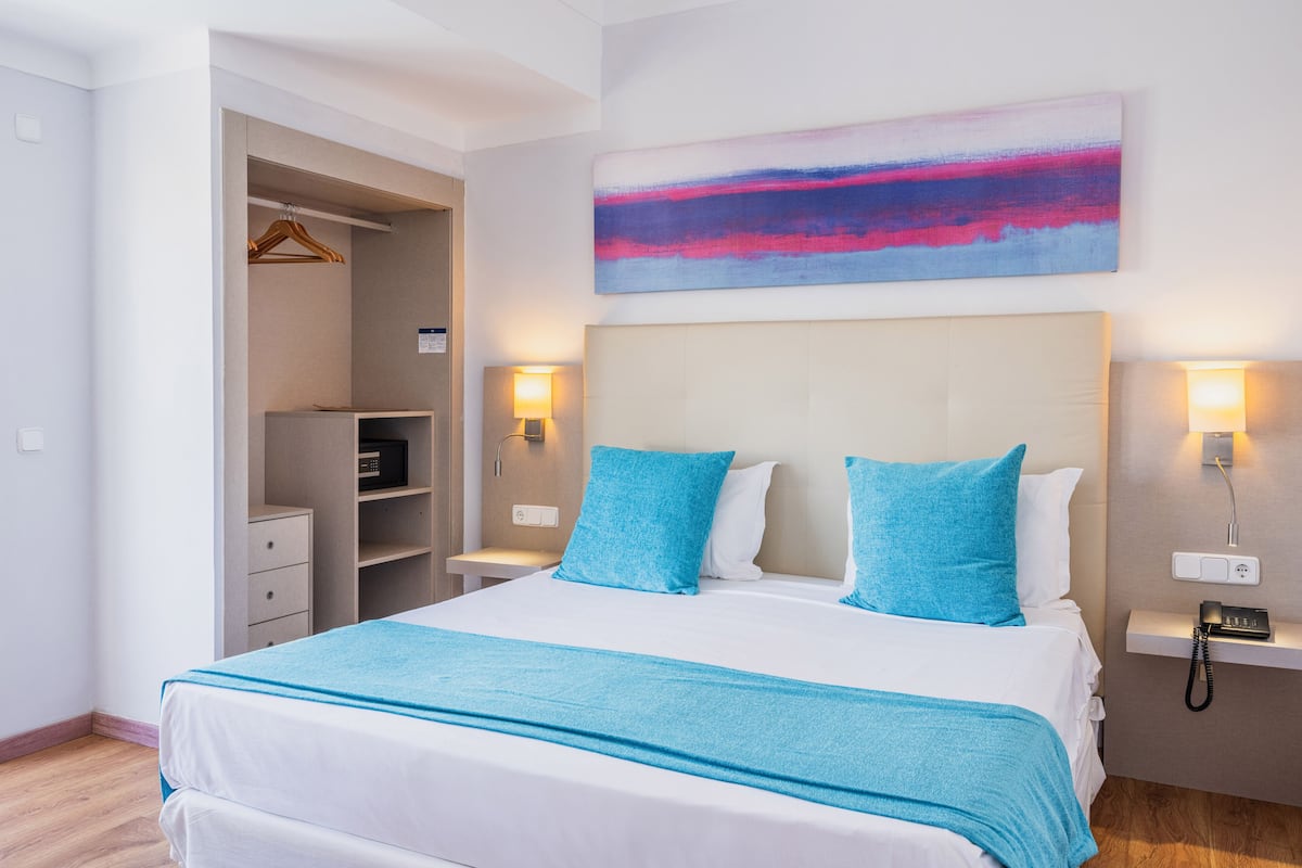 In-room safe, blackout curtains, iron/ironing board, free WiFi