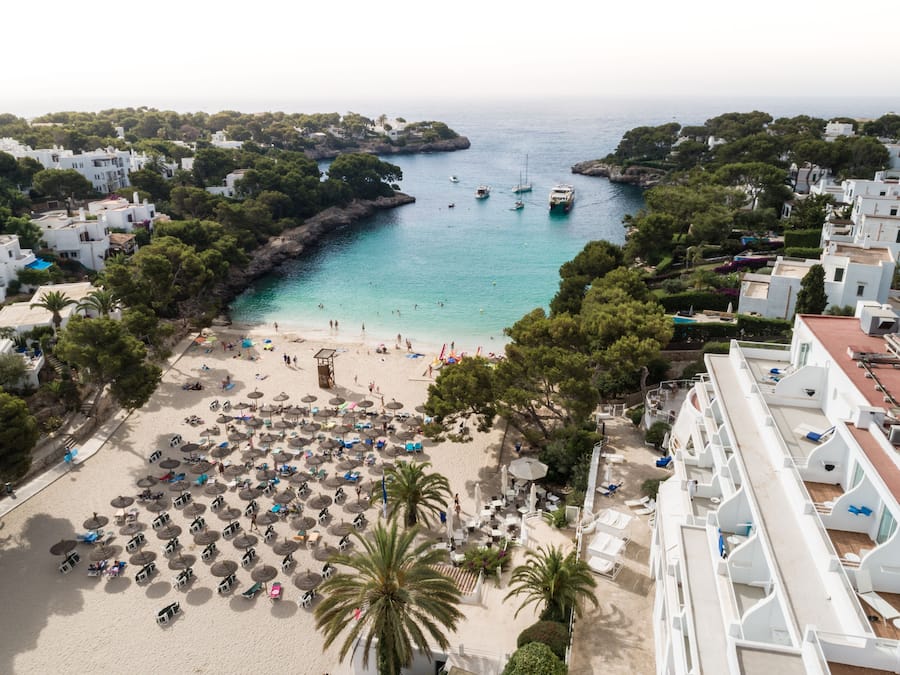 Gần bãi biển, cát trắng