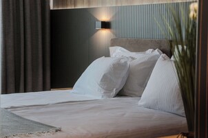 Minibar, caja fuerte, escritorio y tabla de planchar con plancha