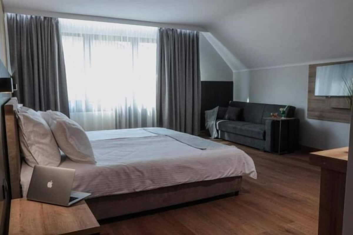 1 chambre, minibar, coffres-forts dans les chambres, bureau