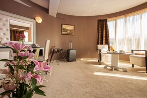 Deluxe-rum - 1 dubbelsäng med bäddsoffa - icke-rökare (with Sofabed) | Minibar, värdeförvaringsskåp på rummet och skrivbord