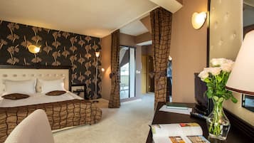 Deluxe Room, 1 Double Bed with Sofa bed, Non Smoking (with Sofabed) | 1 bedroom, minibar, in-room safe, desk