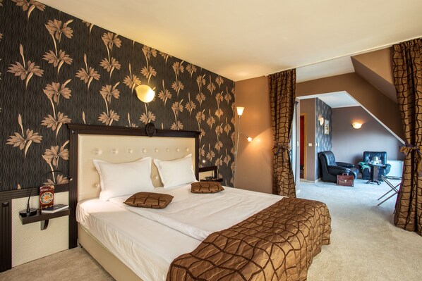 Deluxe-rum - 1 dubbelsäng med bäddsoffa - icke-rökare (with Sofabed) | Minibar, värdeförvaringsskåp på rummet och skrivbord