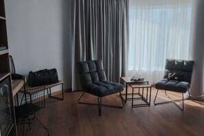 Minibar, värdeförvaringsskåp på rummet och skrivbord