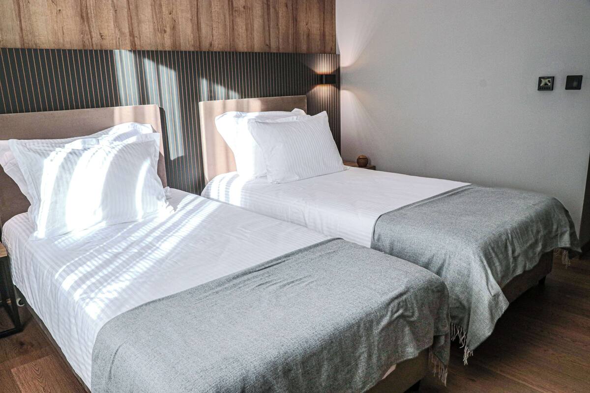 Rom – comfort, 2 enkeltsenger, ikke-røyk | Minibar, safe på rommet, skrivebord og strykejern/-brett