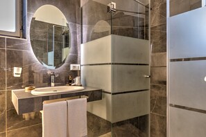 Shower, rainfall showerhead, free toiletries, hair dryer - Hotel Park Novecento Resort (Ostuni)