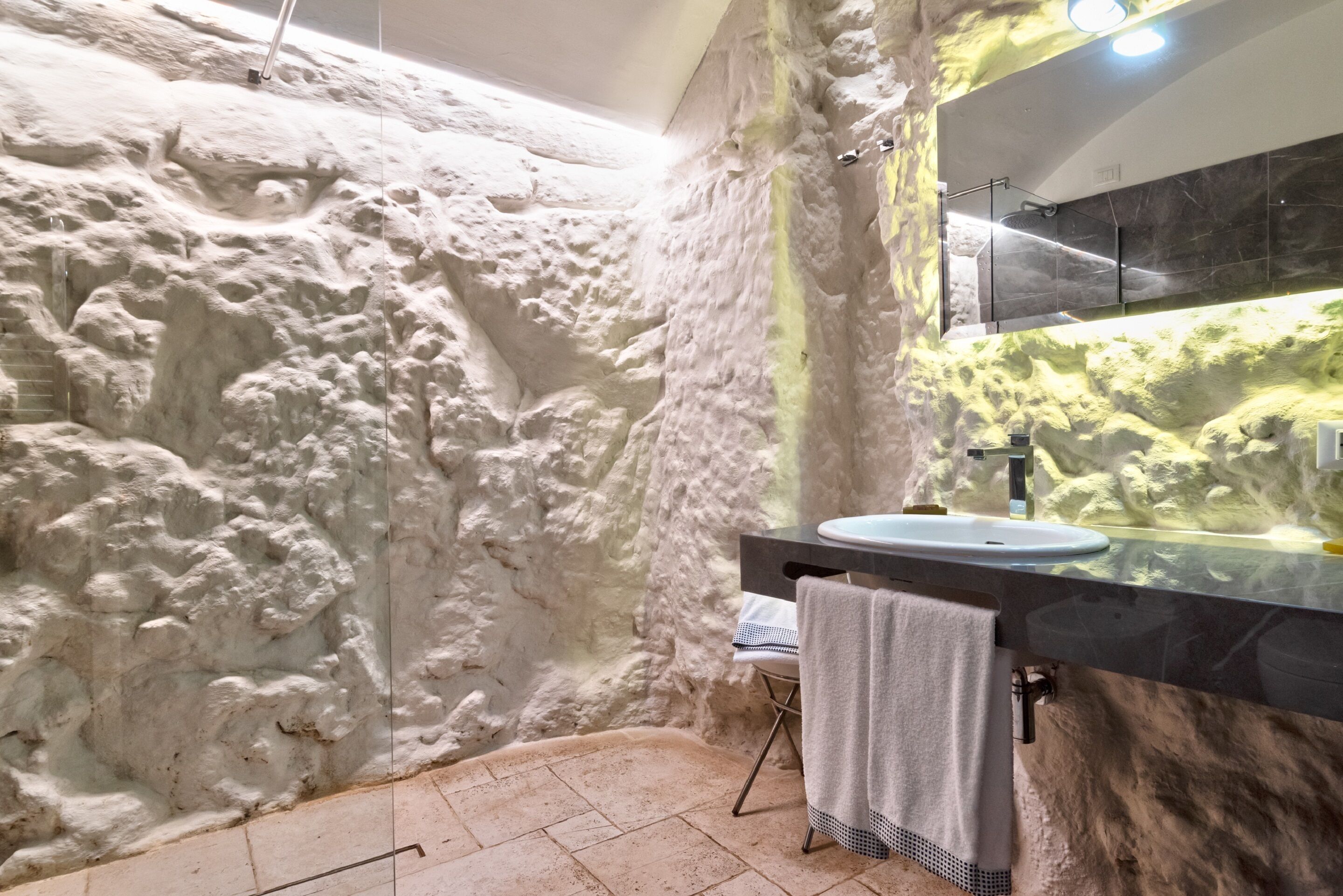 shower, rainfall showerhead, free toiletries, hair dryer