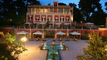 Fachada del alojamiento - Noche