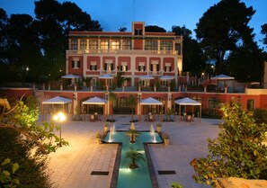 Majoituspaikan julkisivu illalla/yöllä