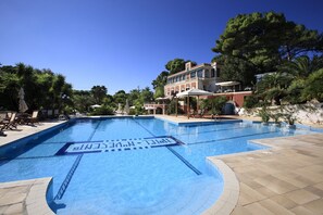 Ulkouima-allas avoinna 10.00–18.00, aurinkovarjoja, aurinkotuoleja