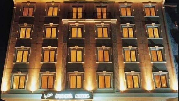 A multi-story hotel with a symmetrical facade, evenly spaced windows, and a central entrance with steps leading up to it. - Topkapi Inter Istanbul Hotel (Istanbul)