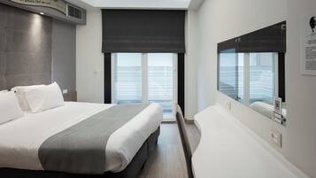 Zimmersafe, Schreibtisch, schallisolierte Zimmer, Bügeleisen/Bügelbrett