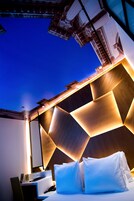 Cassaforte in camera, una scrivania, insonorizzazione