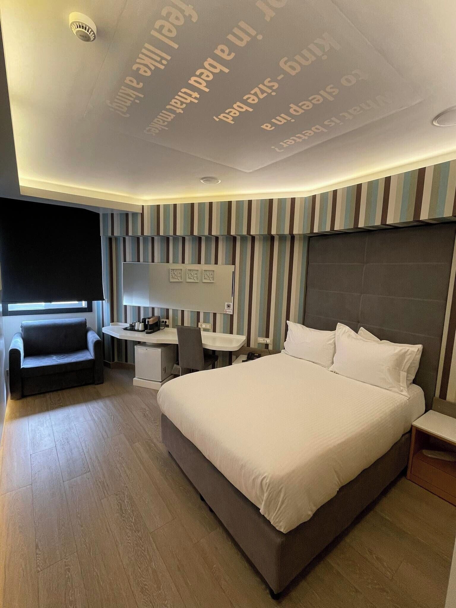 Caja de seguridad en la habitación y escritorio 