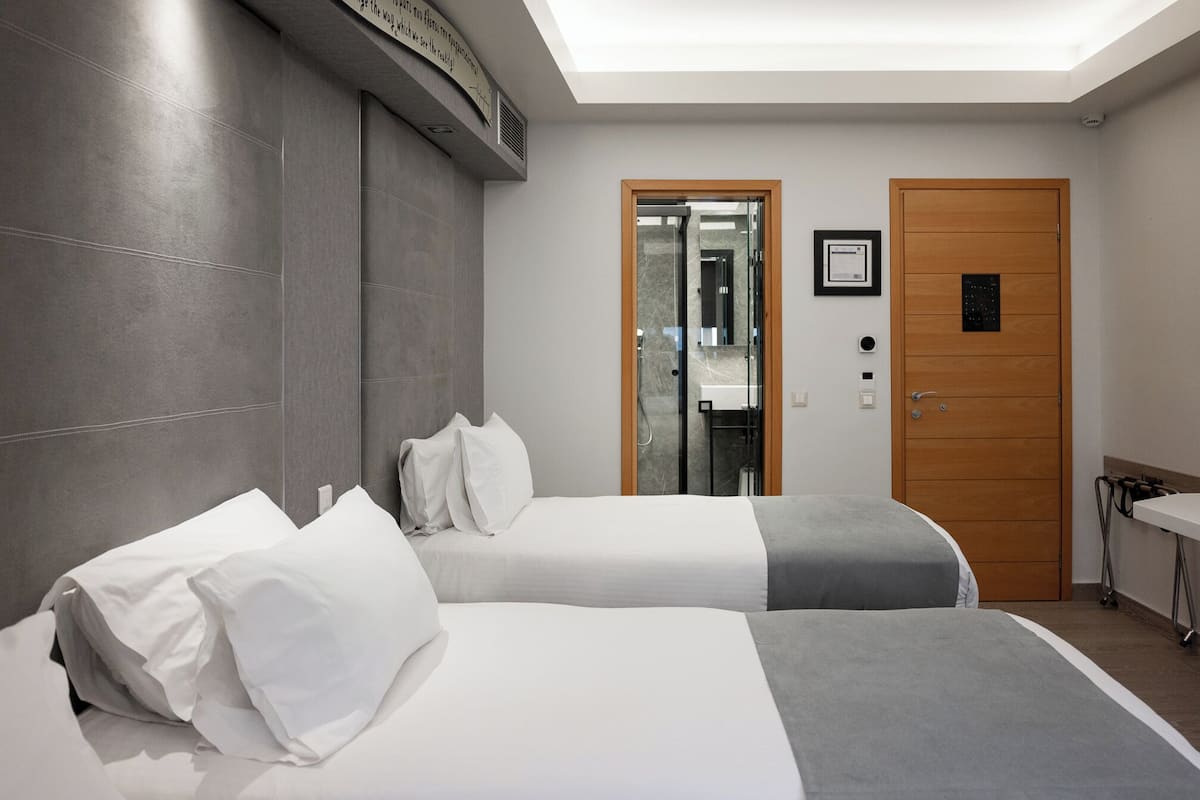 Standard Triple Room | Safe på rommet, skrivebord, lydisolert og strykejern/-brett