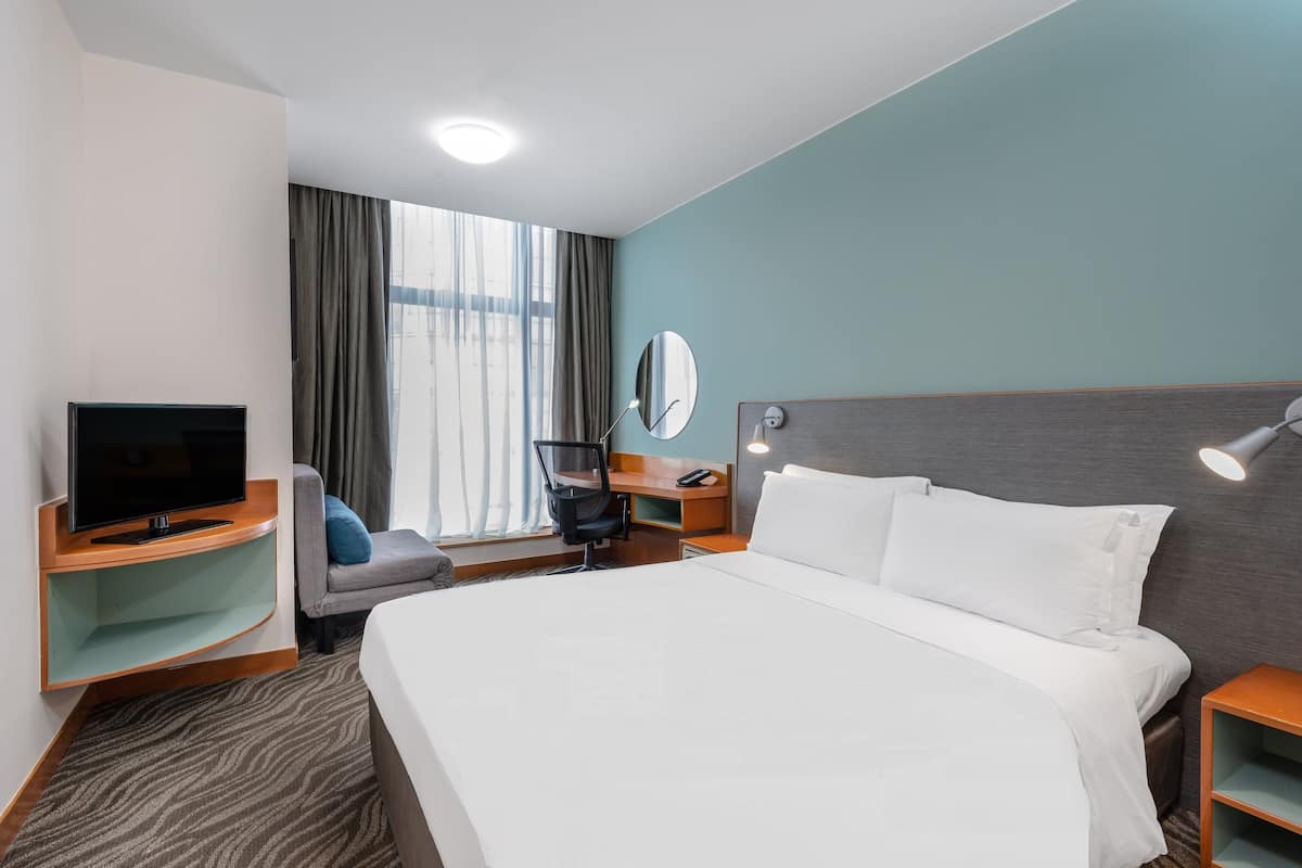 Standard szoba, 1 queen (nagyméretű) franciaágy (High Floor) | Széf a szobában, íróasztal és laptophoz jól használható munkafelület