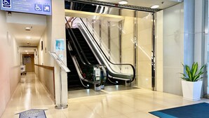 An indoor area with escalators, a lift sign, and a potted plant. - Holiday Inn Express Causeway Bay Hong Kong by IHG (Hong Kong)
