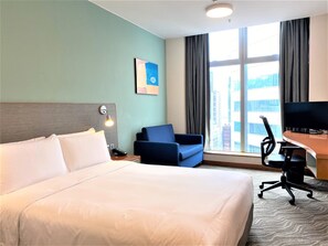 A hotel room with a large bed, a desk with a chair, a television, and a window with curtains. - Holiday Inn Express Causeway Bay Hong Kong by IHG (Hong Kong)