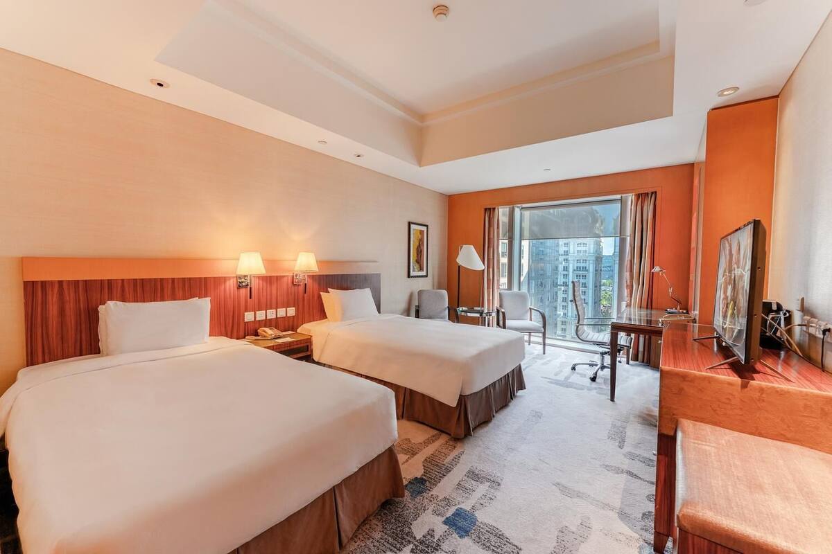 Ropa de cama de alta calidad, minibar, caja fuerte y escritorio