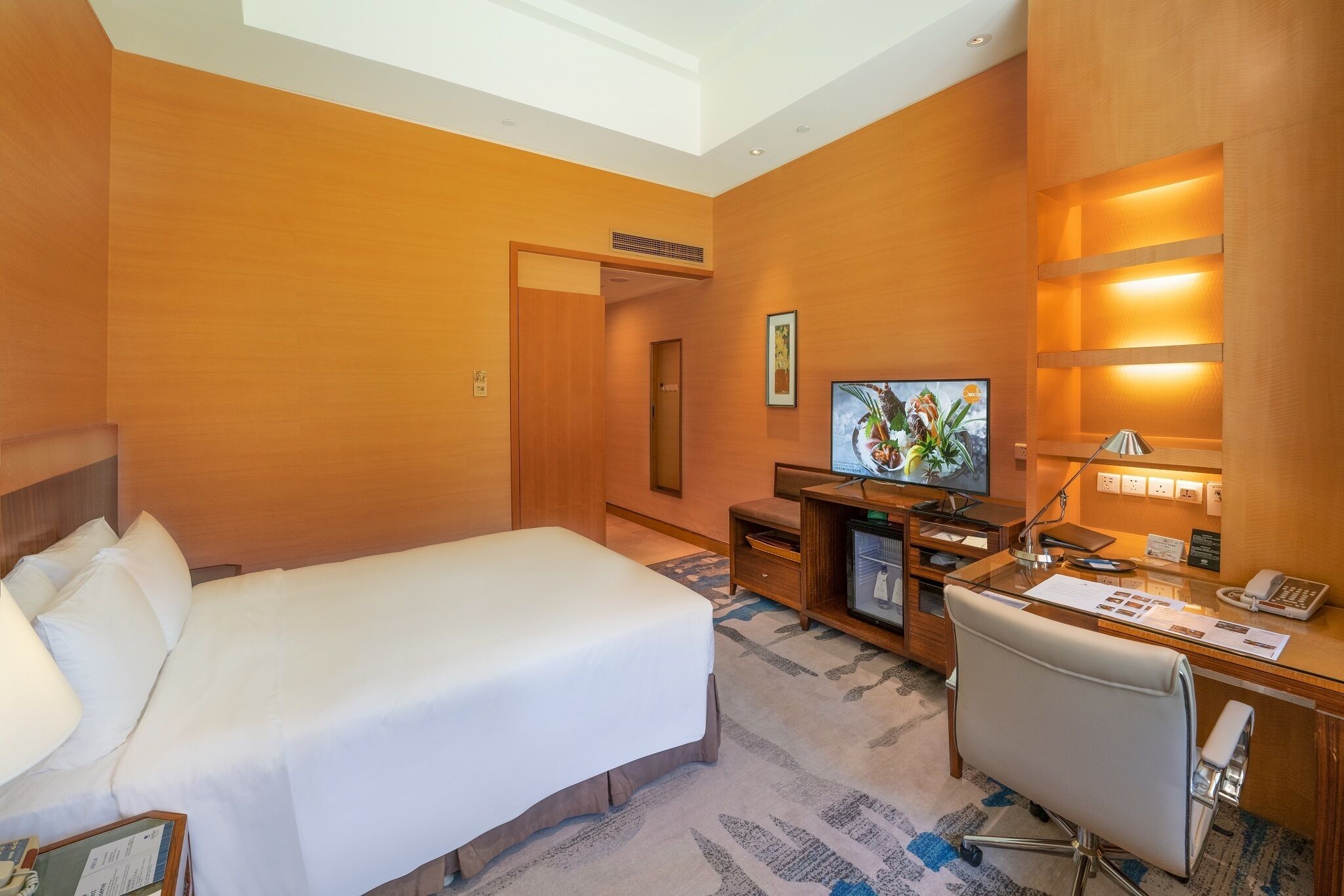 premium room | premium bedding, minibar, in-room safe, desk