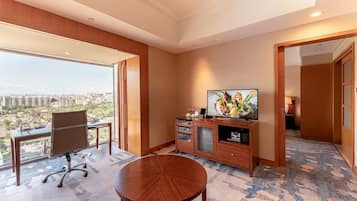 Suite – deluxe | Oppholdsområde | En 34-tommers TV med Parabol-TV