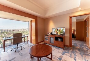 华丽套房 | 起居区 | 34-英寸电视（配备卫星频道）