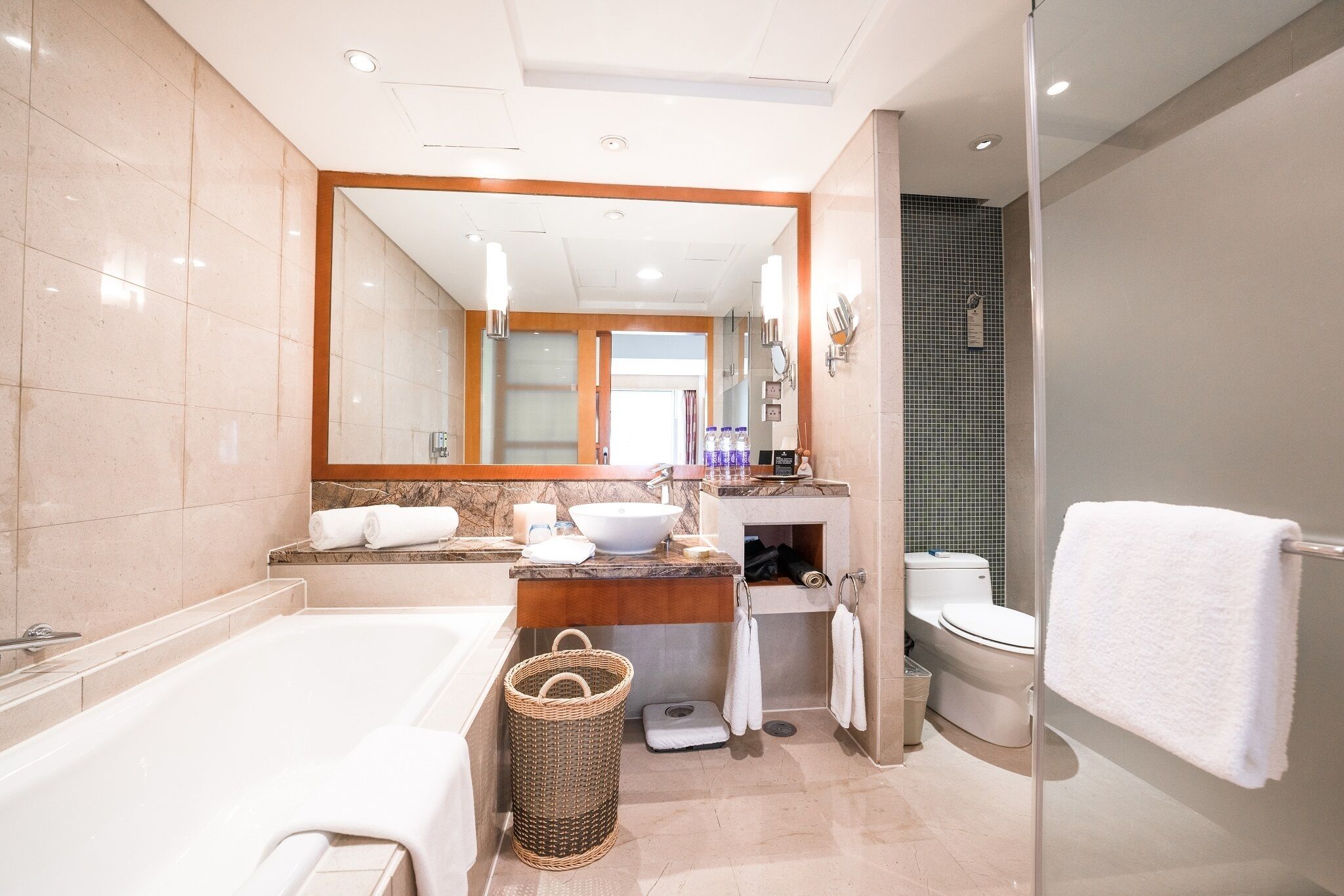executive suite | bathroom | combined shower/bathtub, deep-soaking bathtub, rainfall showerhead