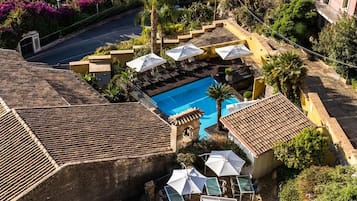 Una piscina al aire libre de temporada
