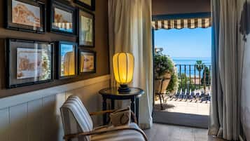 Minisuite | Area soggiorno | TV a schermo piatto, lettore DVD, film pay-per-view