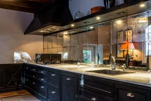 Villa de lujo, vista al jardín, en edificio contiguo | Cocina privada | Cafetera y tetera 