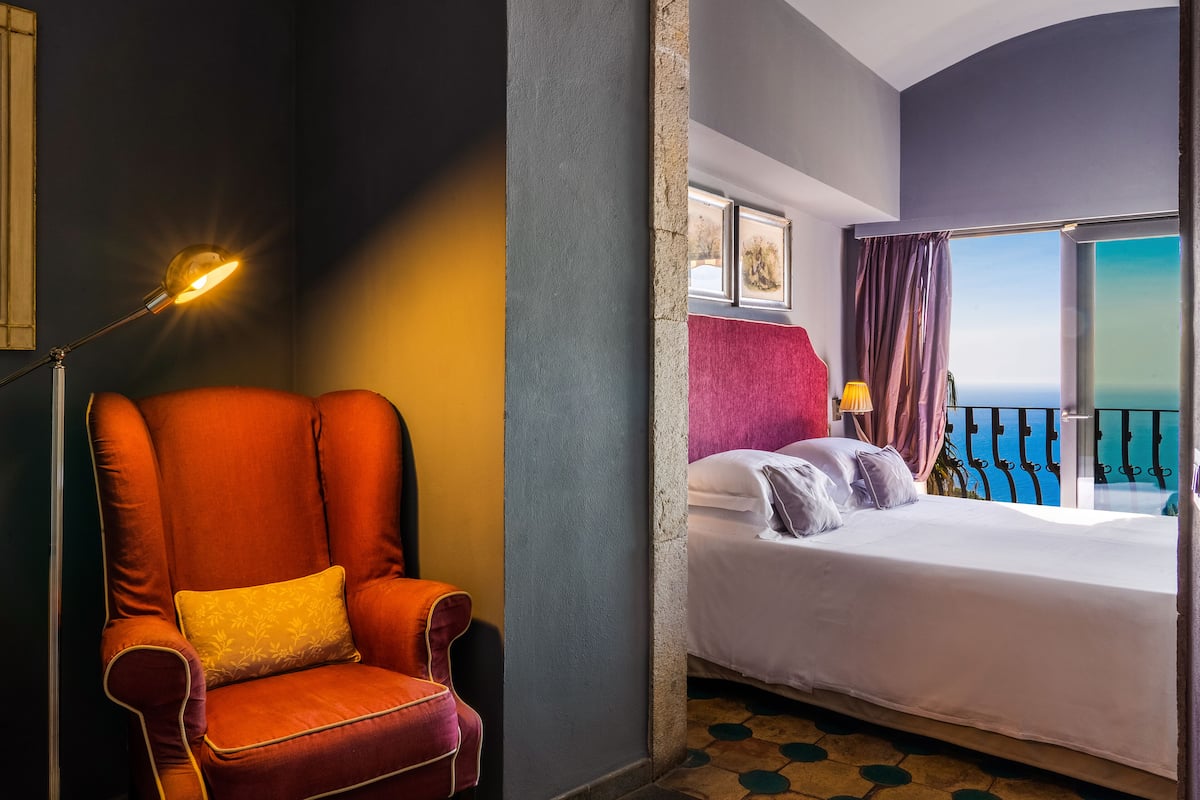 3 bedrooms, premium bedding, minibar, in-room safe