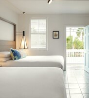 Ropa de cama de alta calidad y caja de seguridad en la habitación 