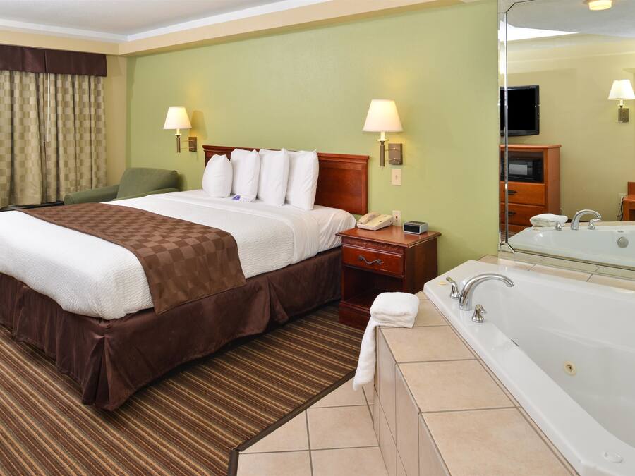 Habitación, 1 cama de matrimonio grande, bañera de hidromasaje | Escritorio, tabla de planchar con plancha, wifi gratis y despertador