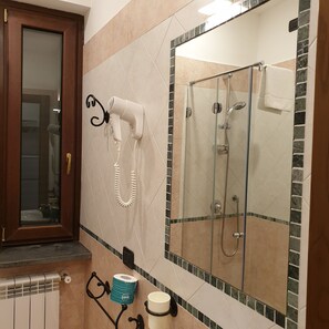 Een douche, gratis toiletartikelen, een haardroger, handdoeken