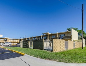 BBQ/picnic Area - Executive Inn (Dodge City)