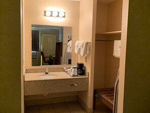Combined shower/bathtub, towels, soap, shampoo - Executive Inn (Dodge City)