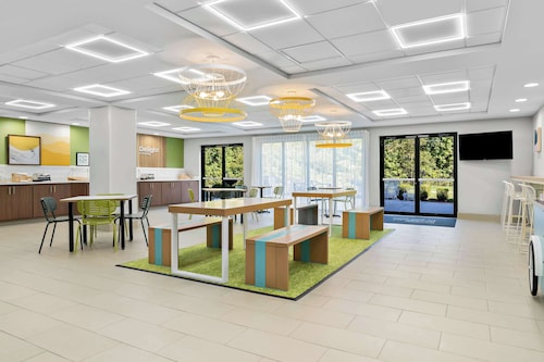 Spark by Hilton Tupelo