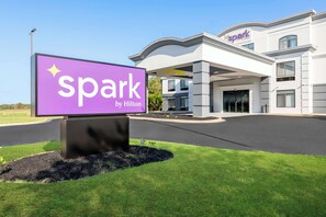 Welcome to Spark by Hilton, featuring a contemporary design with a curved roofline and a spacious entrance canopy.