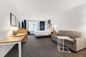 客房, 1 张特大床和 1 张沙发床 | 起居区 | 平板电视