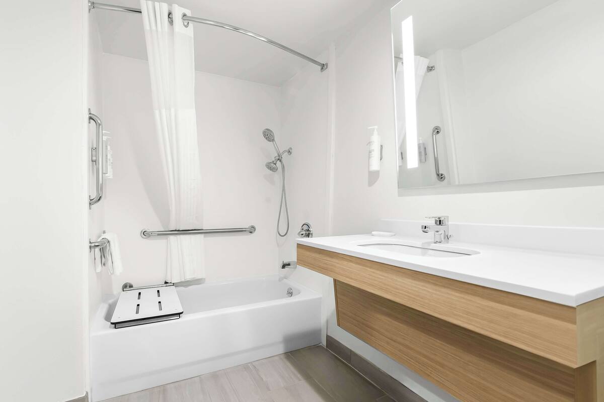 room, 1 king bed, accessible, bathtub (mobility & hearing) | bathroom | hair dryer, towels, soap, shampoo